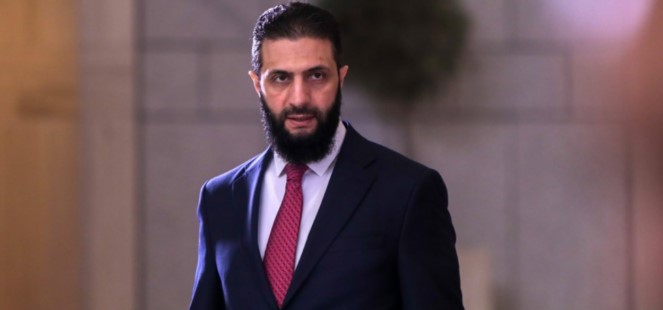 أحمد الشرع: خيار الحرب المفتوحة مع إسرائيل كان وارداً، ووساطة أمريكية عربية تركية أنقذت المنطقة من “مصير مجهول”