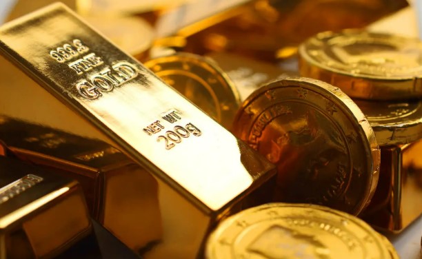 الذهب يتجه لهبوط أسبوعي مع ارتفاع الدولار والبلاتين عند أعلى مستوى منذ 2014