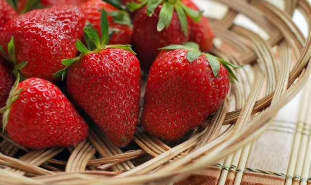لماذا يحذر الخبراء من الإفراط في تناول الفراولة؟