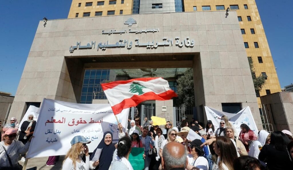 الأساتذة يطالبون بمضاعفة الرواتب 65 مرّة
