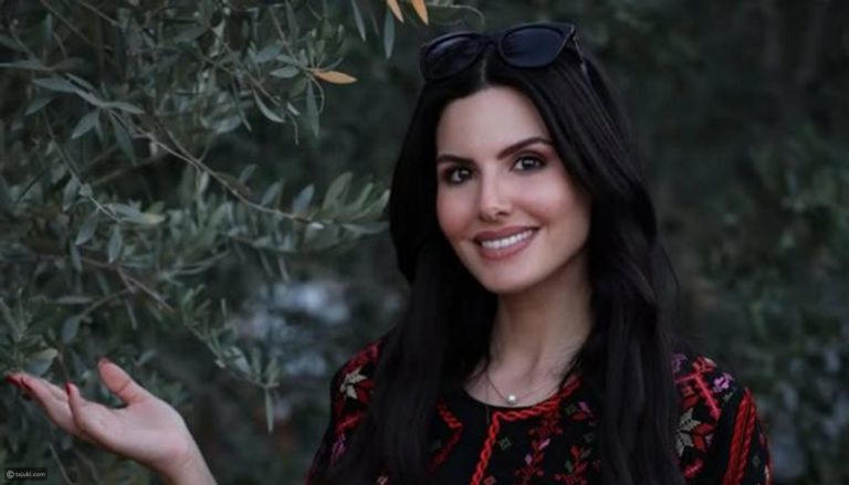 نادين أيوب تحمل اسم فلسطين لأول مرة بمسابقة ملكة جمال الكون