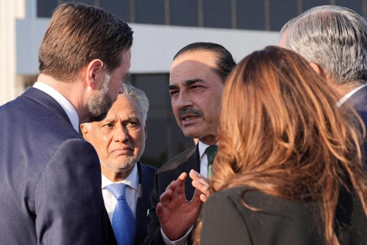 أمريكا وإيران تتركان المجال للحوار بعد محادثات متوترة بإسلام أباد