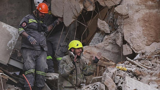 من أجل إيران أم دفاعاً عن لبنان؟ سجالات حادة تُعمّق الانقسام السياسي والطائفي في بلد الأرز