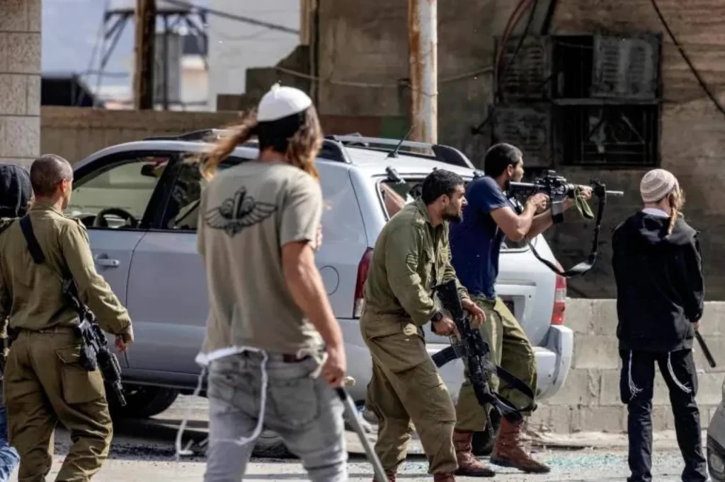 مستوطنون يجبرون فلسطينيين على إعادة دفن جثمان والدهم في الضفة الغربية