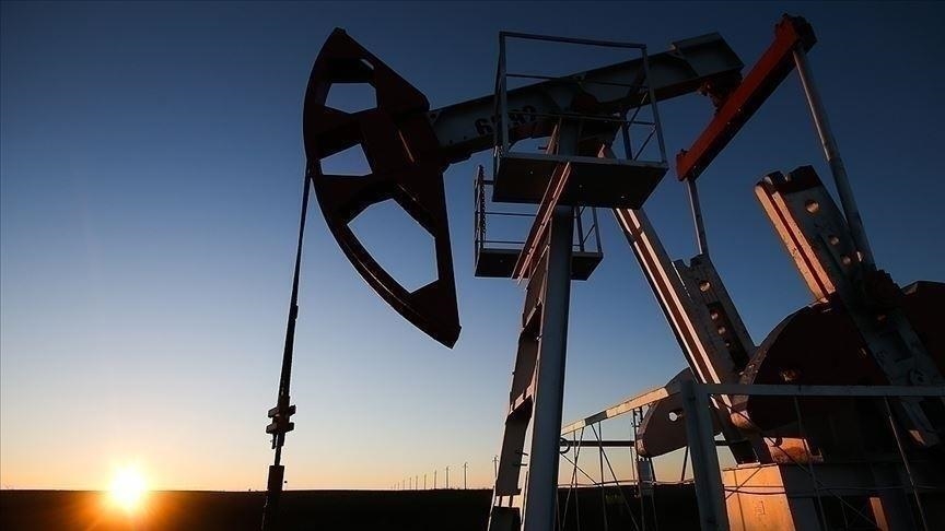 النفط يتراجع بعد إعلان إيران عبور عشرات السفن مضيق هرمز