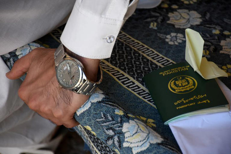 ترحيل شيعة باكستانيين من الإمارات.. خسارة الوظائف وتجميد مدخرات العمر
