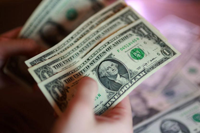 الدولار يتلقى دعما مع إلغاء ترامب لهجوم على إيران