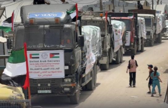 دخول قافلة محملة بكسوة العيد لأطفال قطاع غزة ضمن عملية «الفارس الشهم 3»
