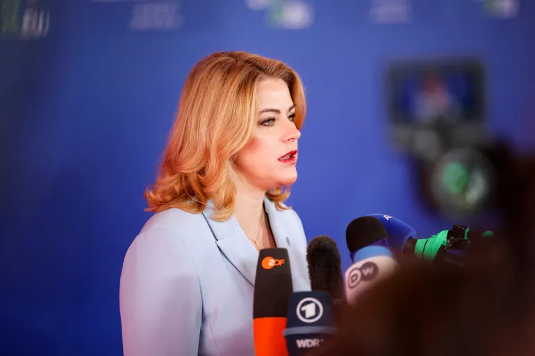 استقالة رئيسة وزراء لاتفيا بعد أزمة المسيّرات الأوكرانية