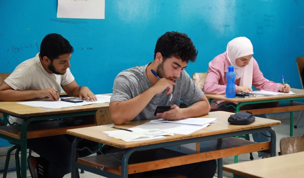 المراقبة ونقل الطلاب تحديان يواجهان الامتحانات