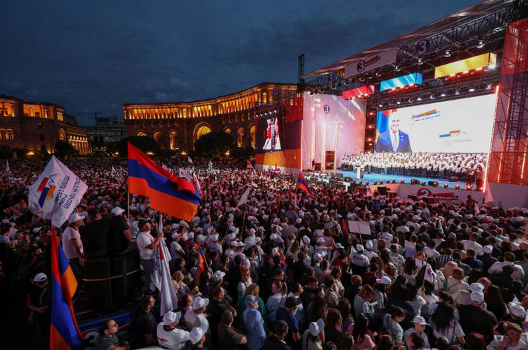 أرمينيا تعتقل 6 مرشحين موالين لروسيا قبل يوم من الانتخابات