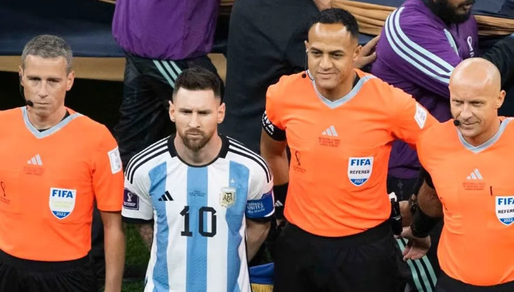 “الحكم المفضل” لميسي يقود مباراة الأرجنتين وإنكلترا في كأس العالم 2026