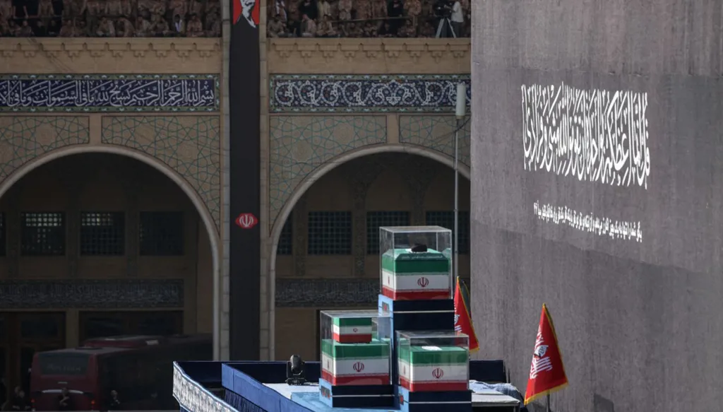 إيران تواصل لليوم الرابع مراسم تشييع خامنئي وسط حشود واسعة