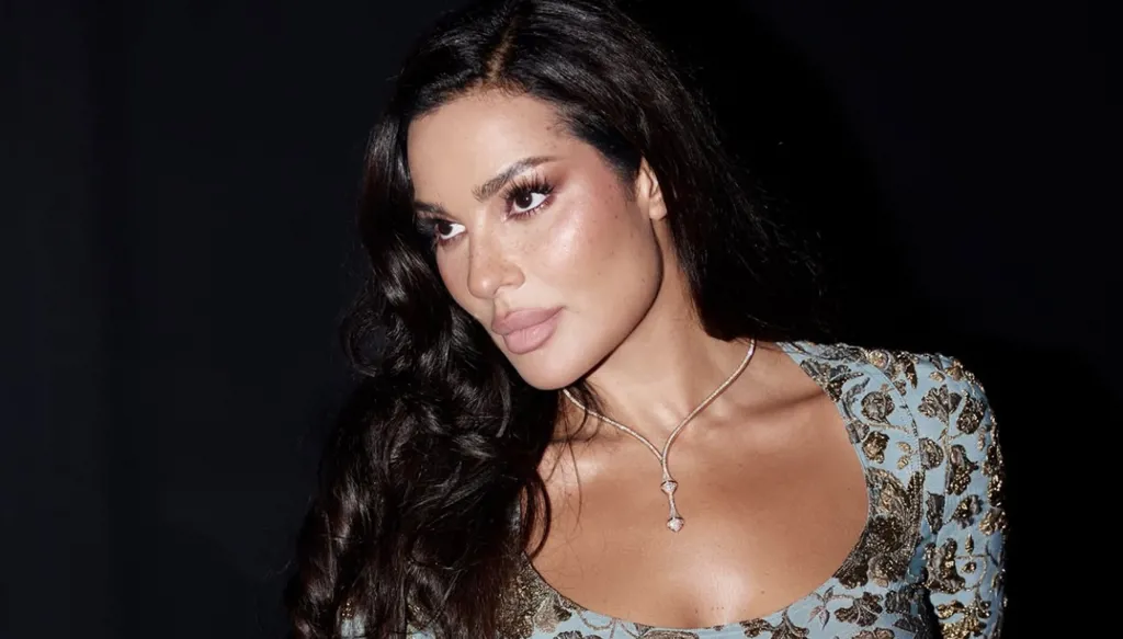 نادين نسيب نجيم تفرض حضورها بتصميم سان لوران في حوارها مع محمد قيس