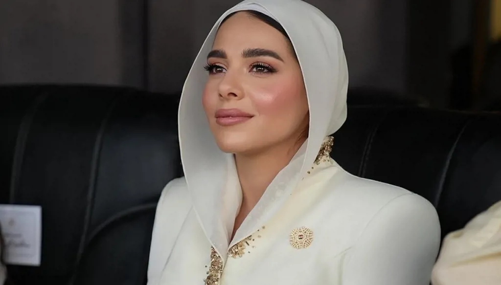 آية السيسي تحوّل الأزياء إلى رسالة وطنية بالرموز الفرعونية