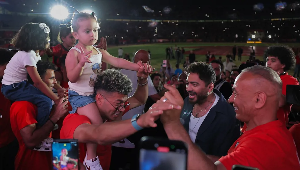 تامر حسني يفتتح “100 مليون شكراً” ورقصة عائلية لنجوم منتخب مصر