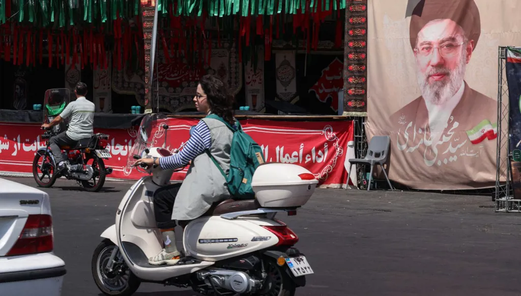 حرب إيران: مفاوضات لخفض التصعيد بين واشنطن وطهران وسط استمرار الضربات