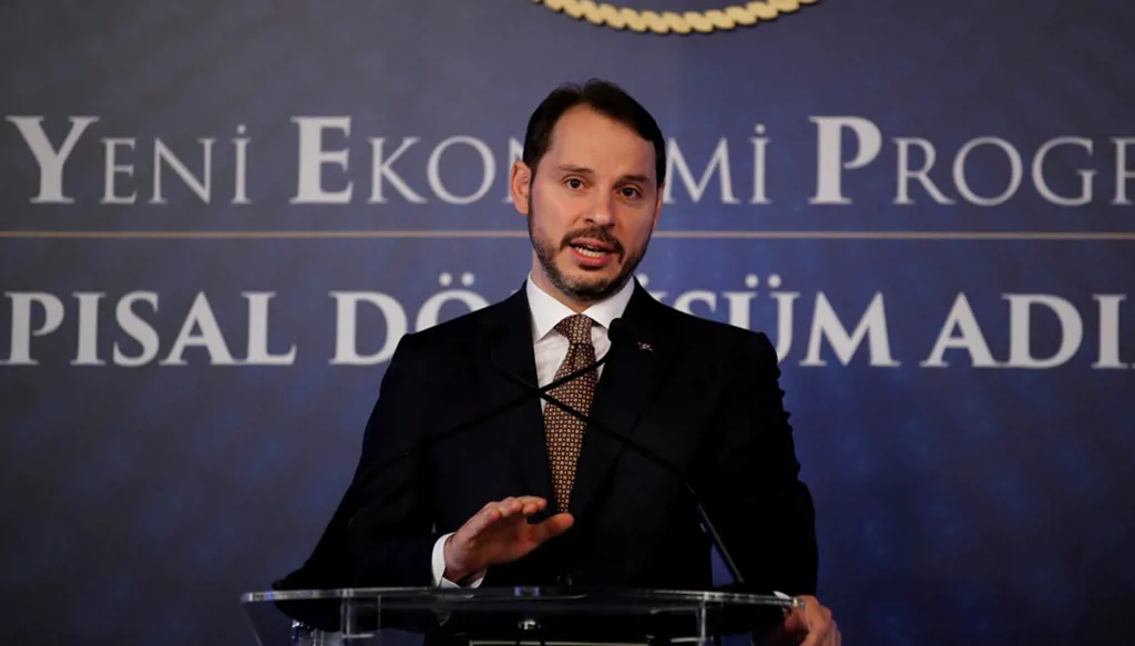 صهر أردوغان الذي قاد مفاوضات ضم محمد صلاح… من هو بيرات البيرق؟