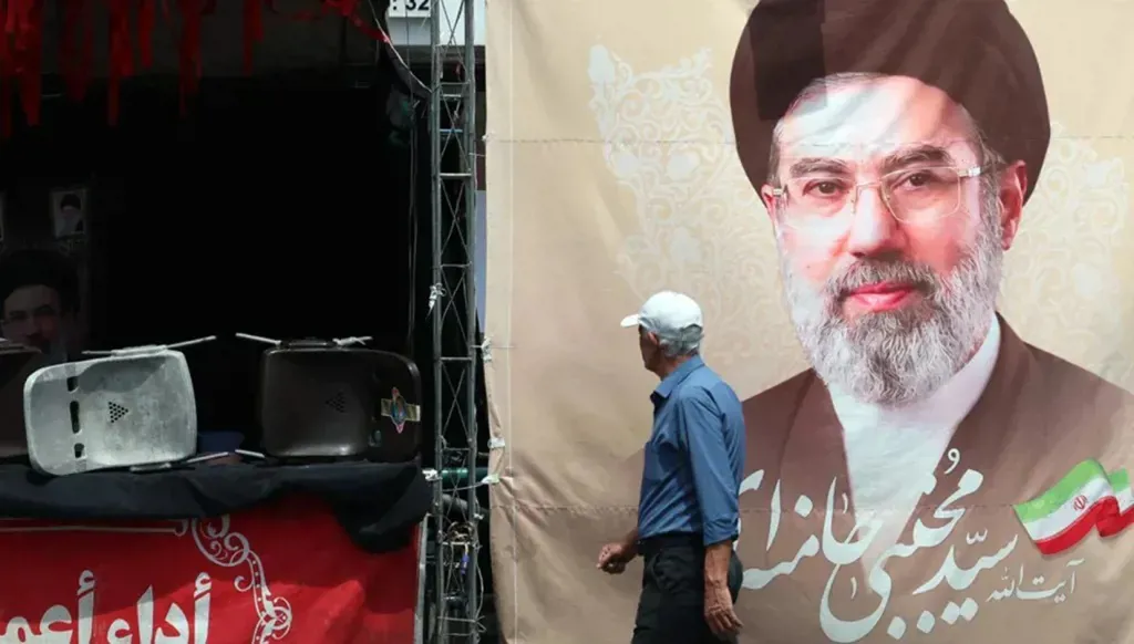 مجتبى خامنئي بوجه مشوّه… هل يحكم إيران فعليّاً خلال ستة أشهر من الصمت؟