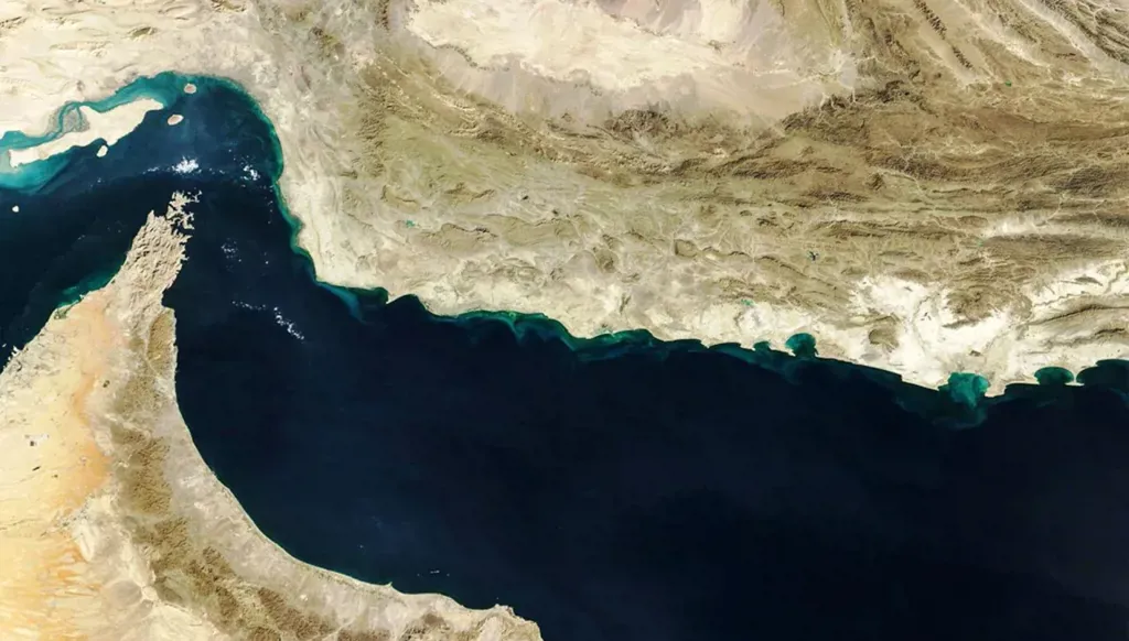 أميركا تحدد مواعيد لمرور الناقلات التي تبحر عبر مضيق هرمز