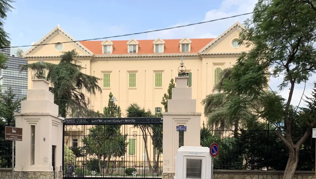 الخلاف داخل بطريركية السريان يظهر إلى العلن… دعوة سينودسية لعزل البطريرك يوسف يونان