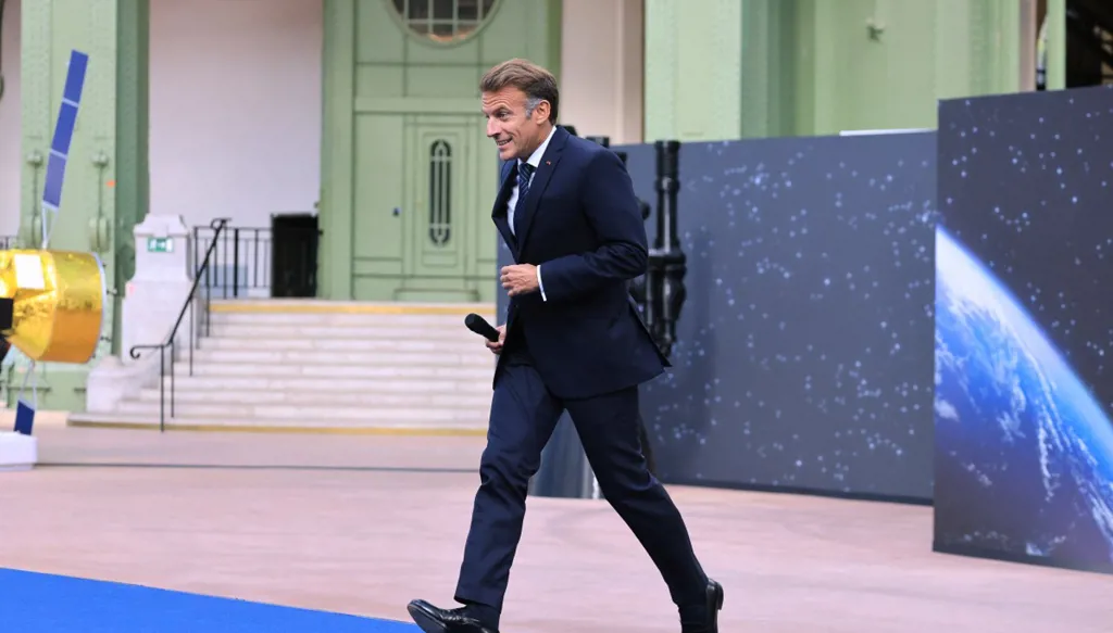 سباق الفضاء يحتدم… ماكرون: على أوروبا أن تحلّق بطواقمها