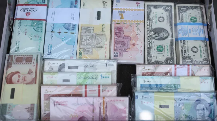 الريال الإيراني يواصل هبوطه إلى مستويات قياسية