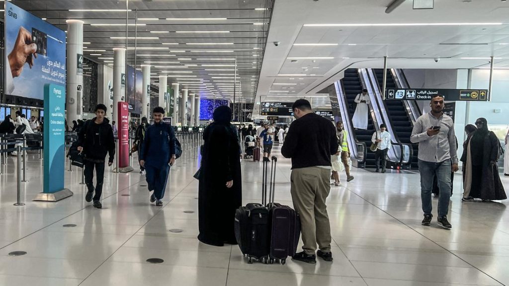 هجمات الرياض تثير تساؤلات: لماذا لم تفعِّل السعودية صفارات الإنذار؟