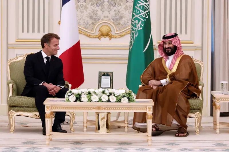 ماكرون يلتقي ولي العهد السعودي في الرياض، والسيسي يقول إن الاقتراح حول السعودية لا يشمل مهاجمة اليمن