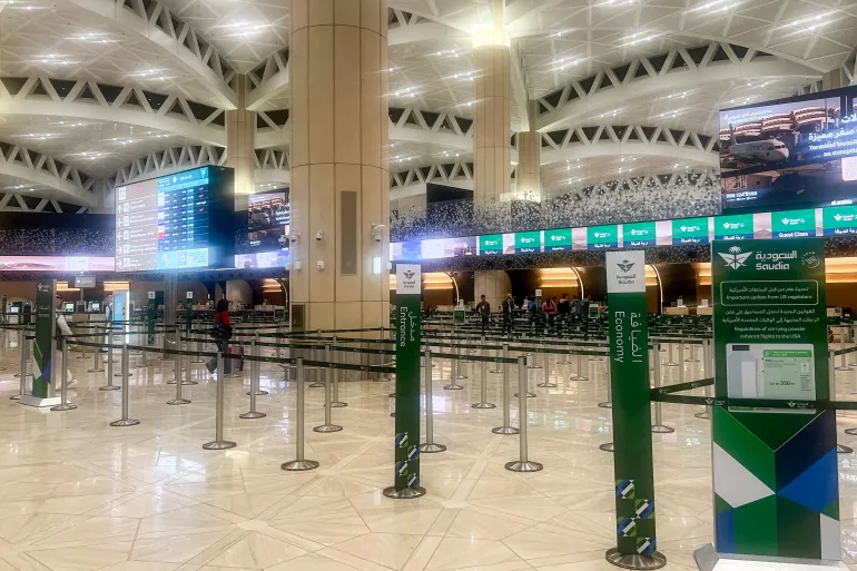 12 قتيلا بقصف مطار الرياض.. تحذيرات حوثية جديدة وتنديد دولي واسع
